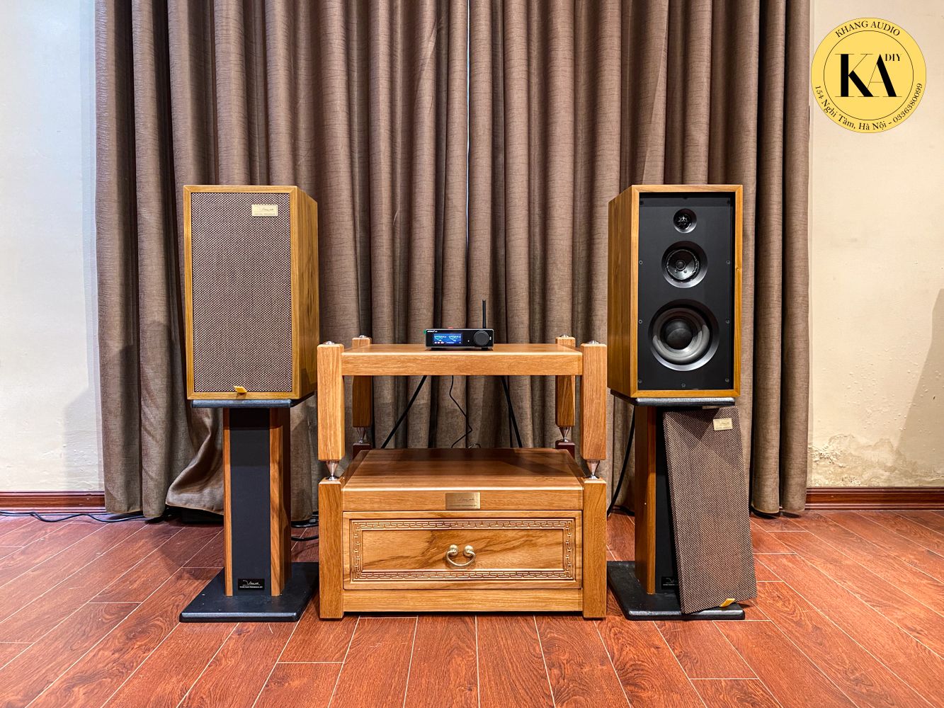 Ảnh thật bộ Chi-Fi BOW14 v&agrave; AIYIMA A80: hai loa tr&ecirc;n ch&acirc;n, amply nhỏ gọn ở giữa