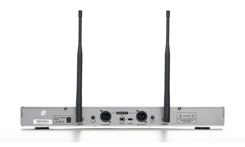 Mặt sau đầu thu LX-M8 với cổng XLR và giắc 6,35 mm